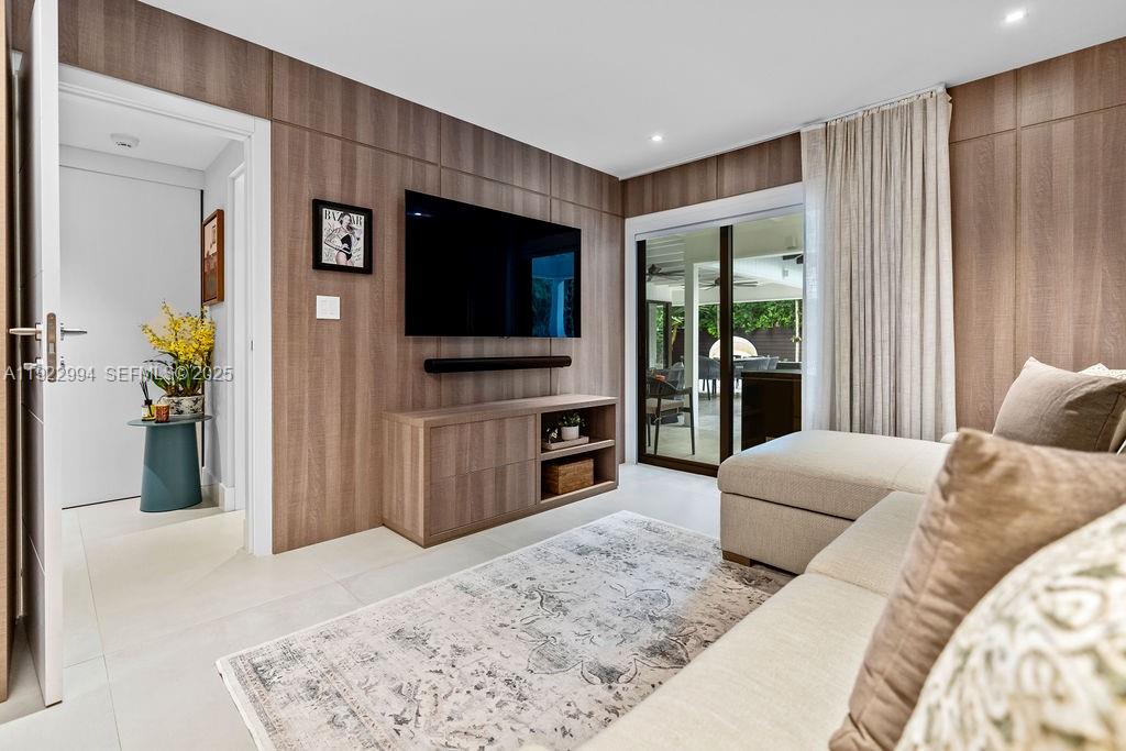 COCONUT GROVE MANOR - Residential