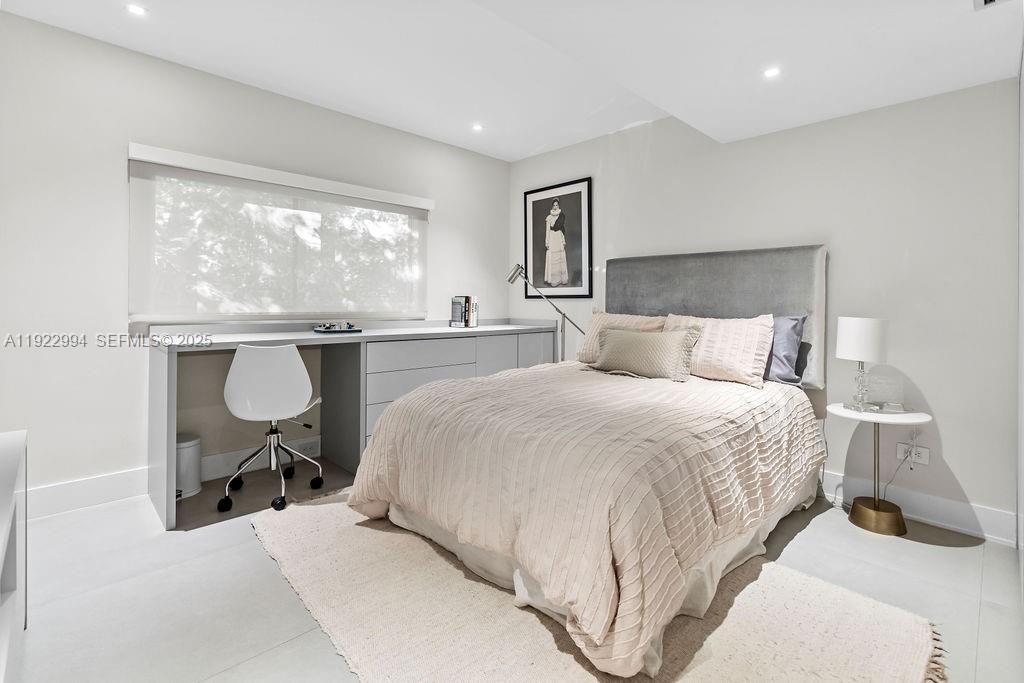 COCONUT GROVE MANOR - Residential