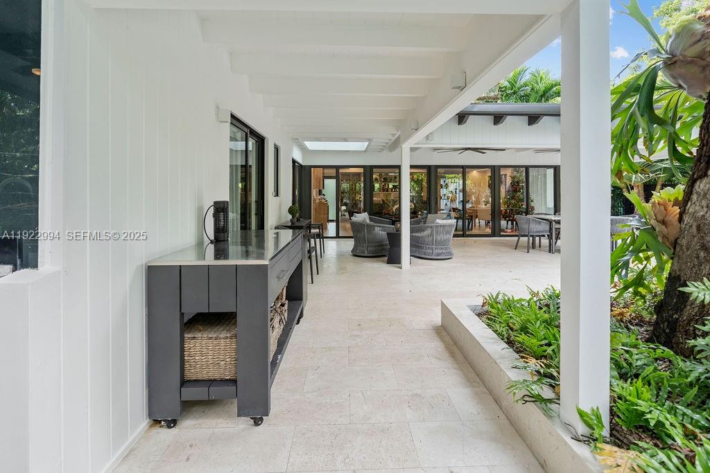 COCONUT GROVE MANOR - Residential