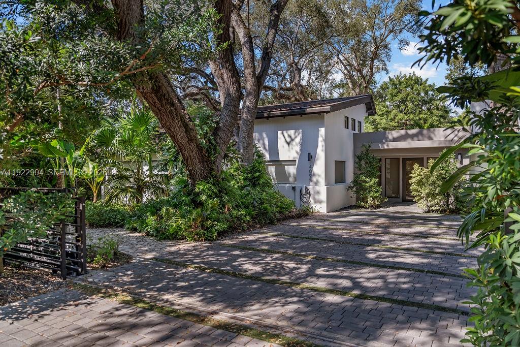 COCONUT GROVE MANOR - Residential