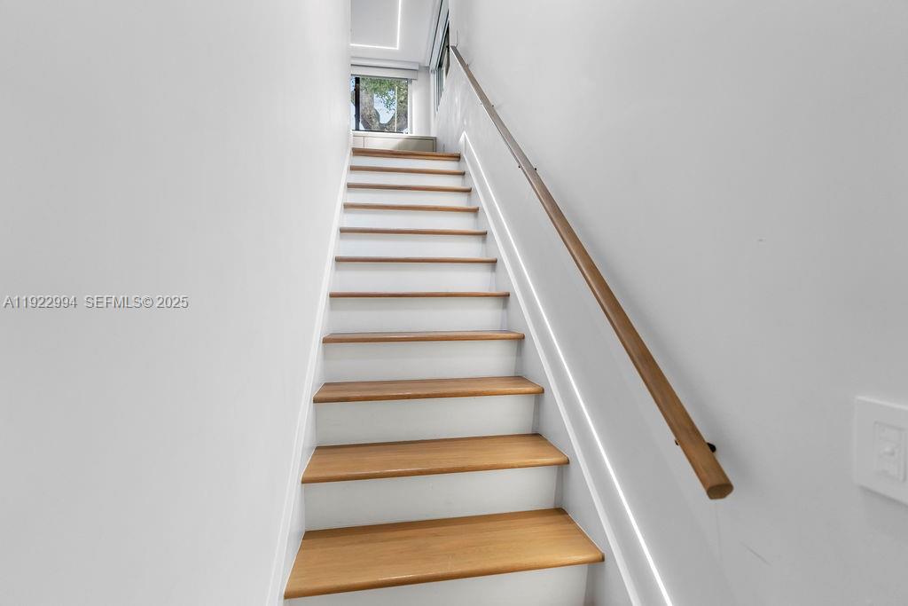 COCONUT GROVE MANOR - Residential