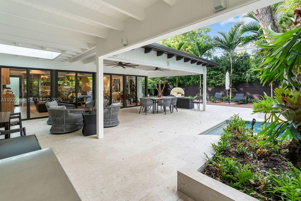 COCONUT GROVE MANOR - Residential