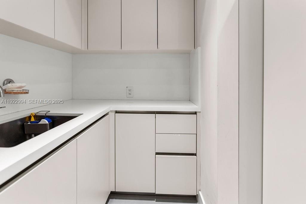 COCONUT GROVE MANOR - Residential