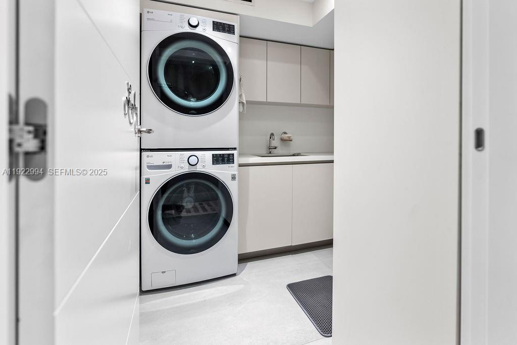 COCONUT GROVE MANOR - Residential