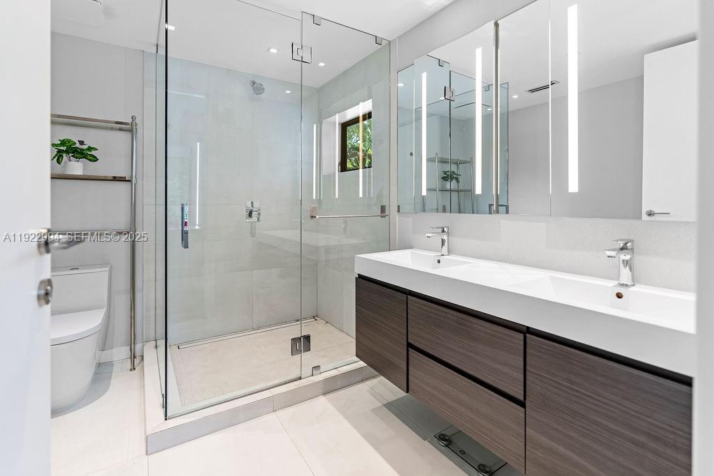 COCONUT GROVE MANOR - Residential