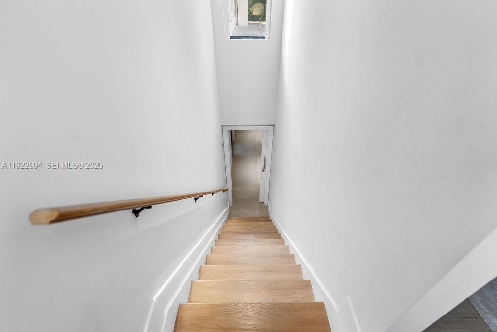 COCONUT GROVE MANOR - Residential