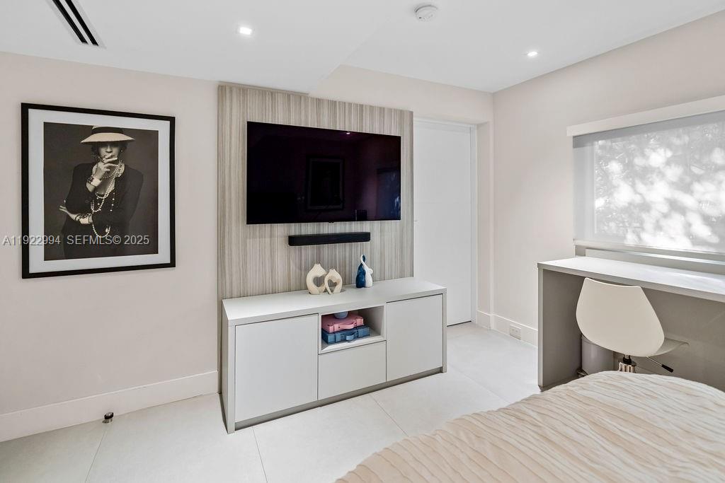 COCONUT GROVE MANOR - Residential