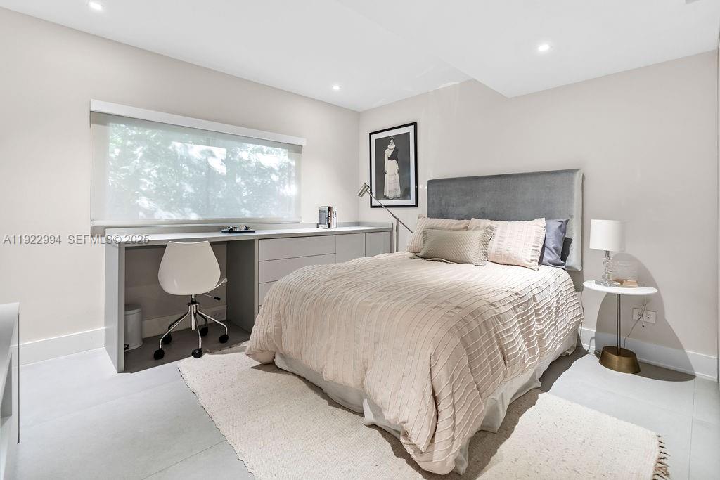 COCONUT GROVE MANOR - Residential