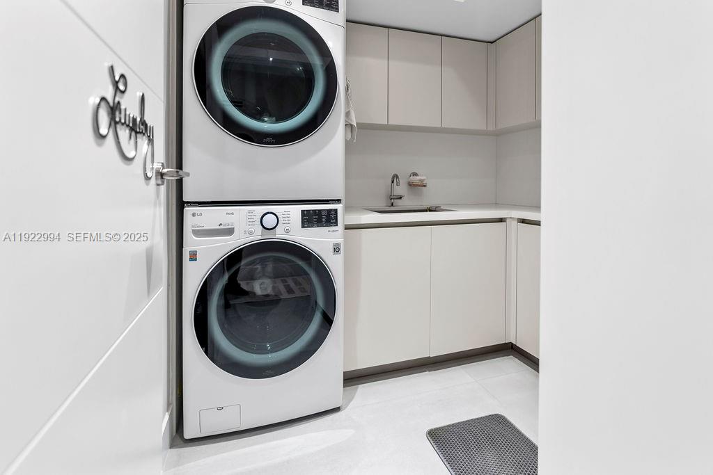 COCONUT GROVE MANOR - Residential