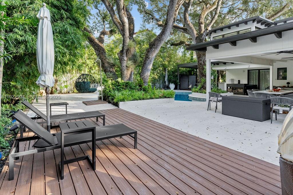 COCONUT GROVE MANOR - Residential