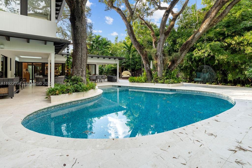 COCONUT GROVE MANOR - Residential