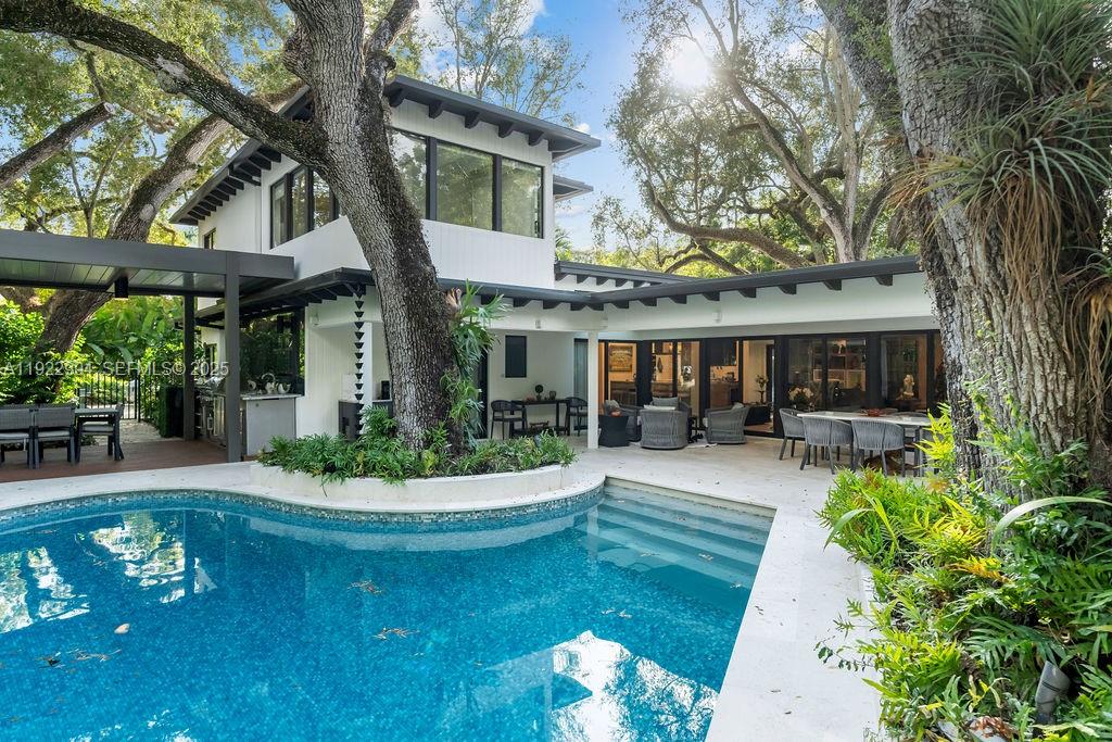 COCONUT GROVE MANOR - Residential