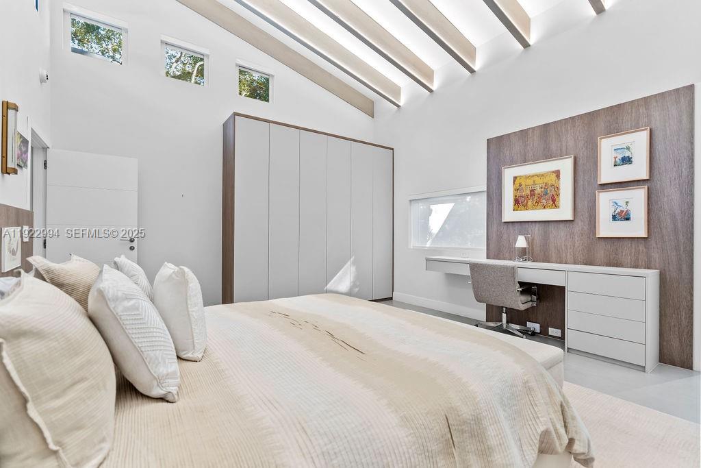 COCONUT GROVE MANOR - Residential