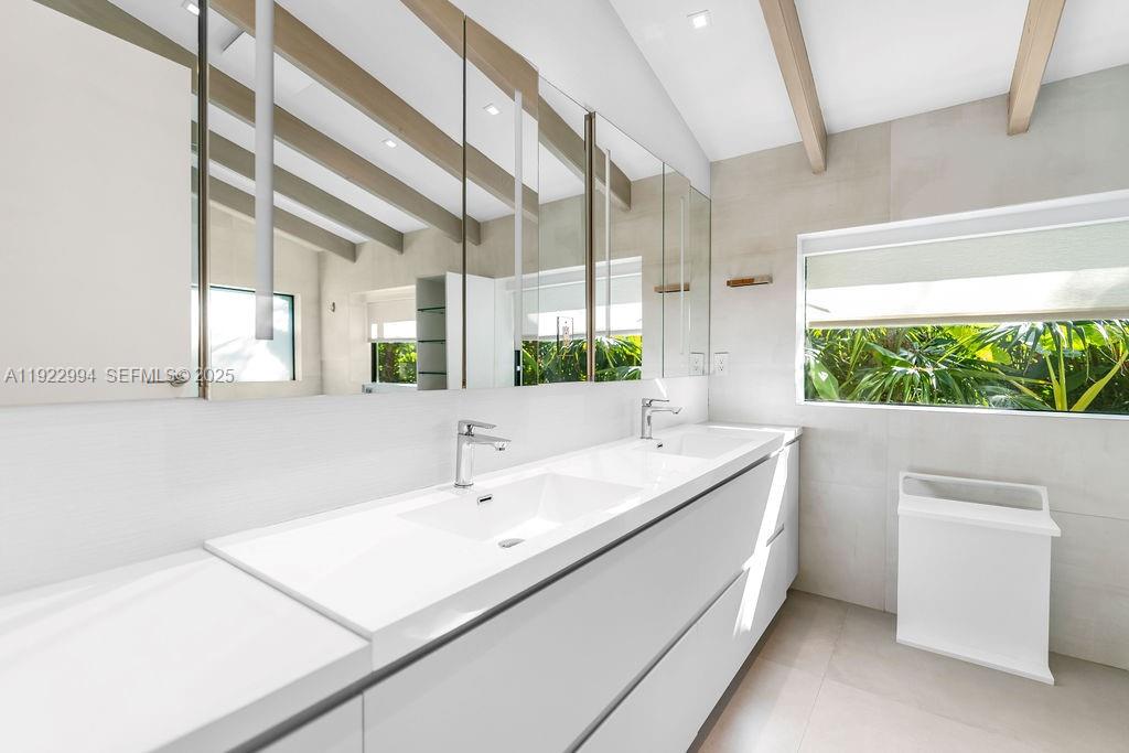 COCONUT GROVE MANOR - Residential