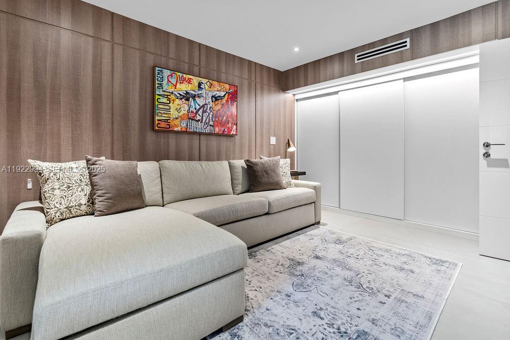 COCONUT GROVE MANOR - Residential