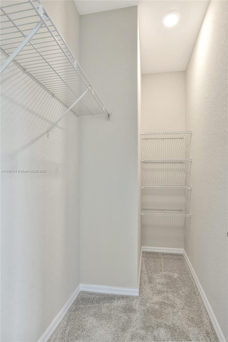 OAK TREE PROPERTY REDEVEL - Residential Lease
