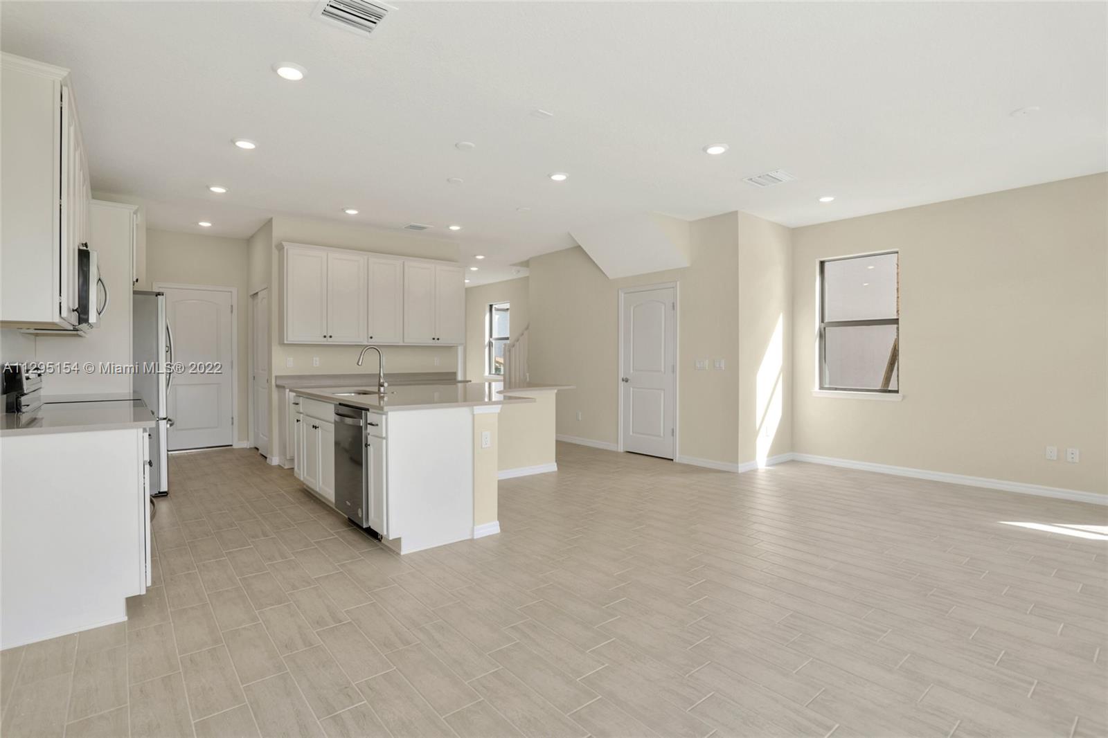OAK TREE PROPERTY REDEVEL - Residential Lease