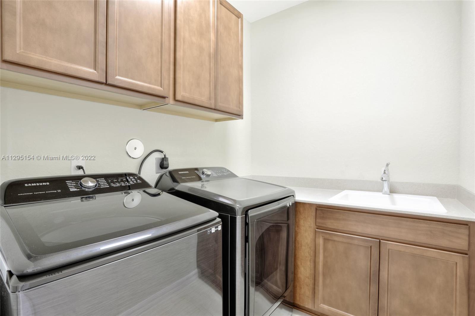 OAK TREE PROPERTY REDEVEL - Residential Lease