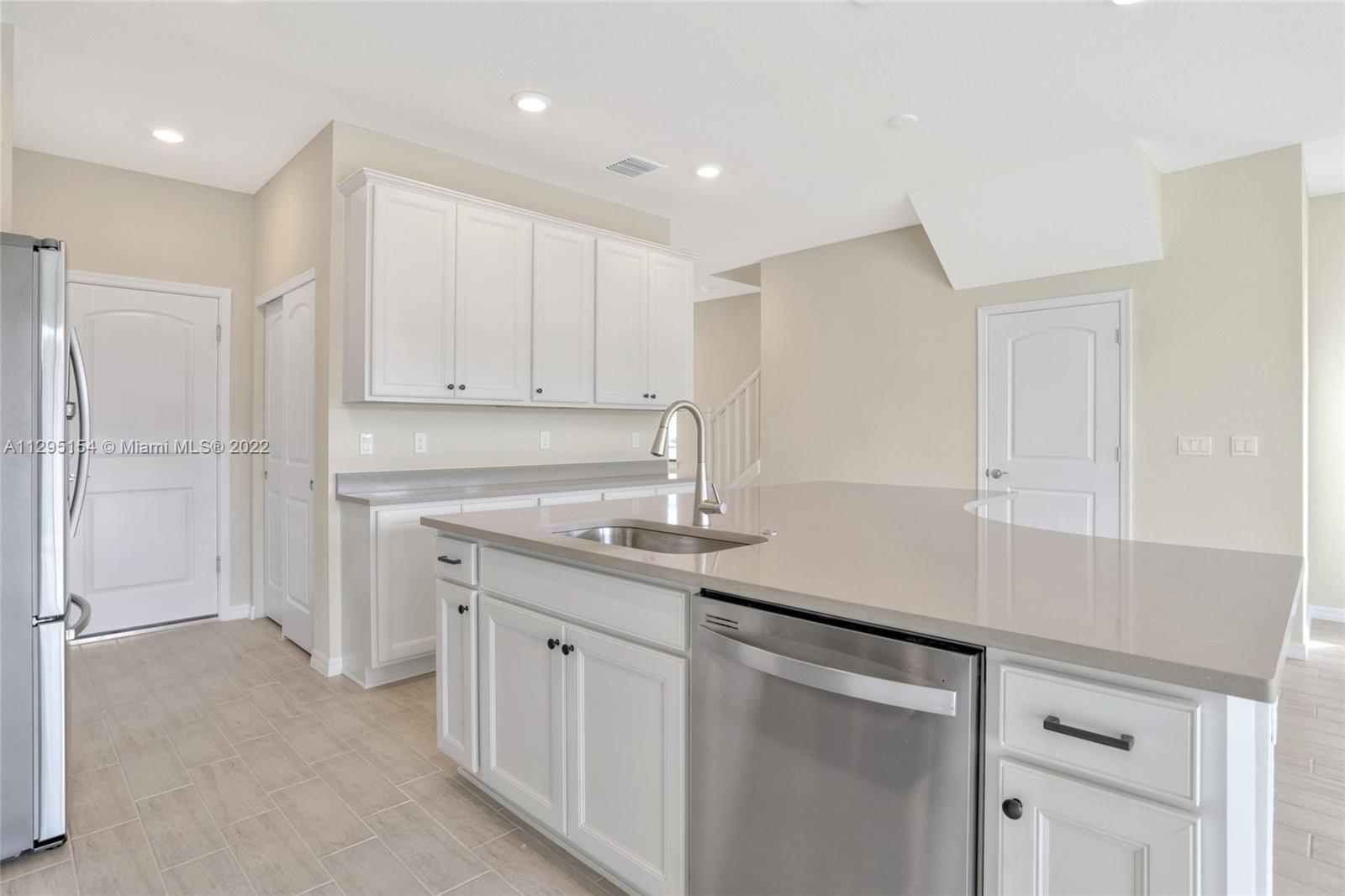 OAK TREE PROPERTY REDEVEL - Residential Lease