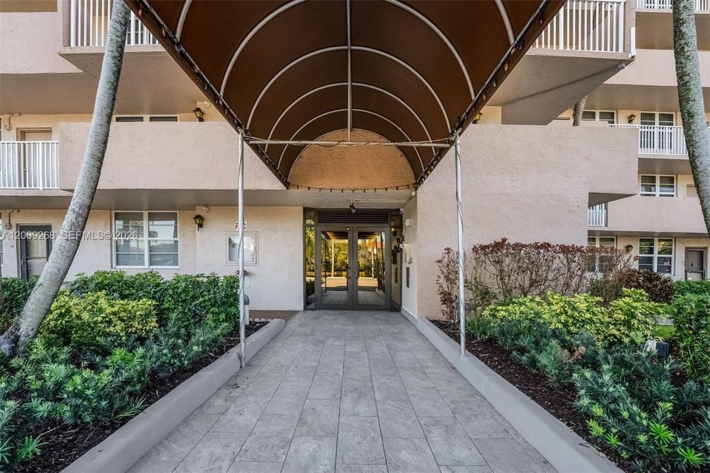 Photo of 250 Jacaranda Dr #508, Plantation, FL 33324 (MLS # A12009268)
