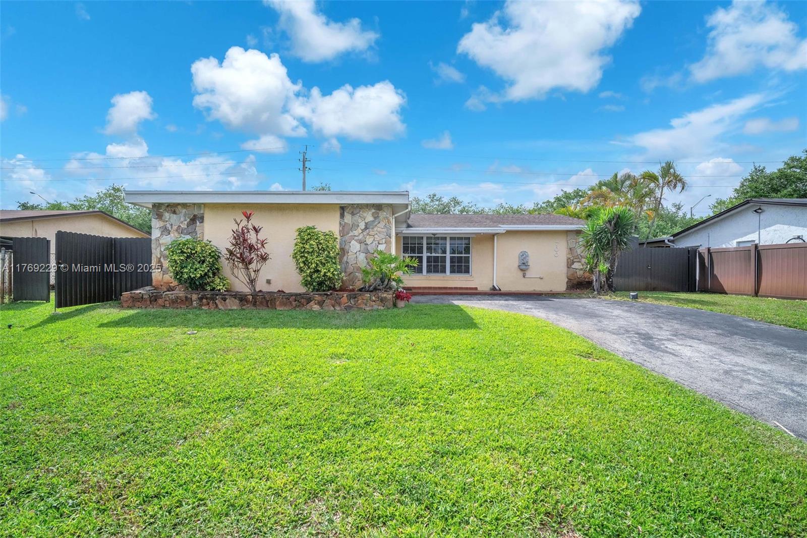700 Nw 88th Ter, Pembroke Pines, Miami-Dade County, Florida - 3 Bedrooms  
2 Bathrooms - 