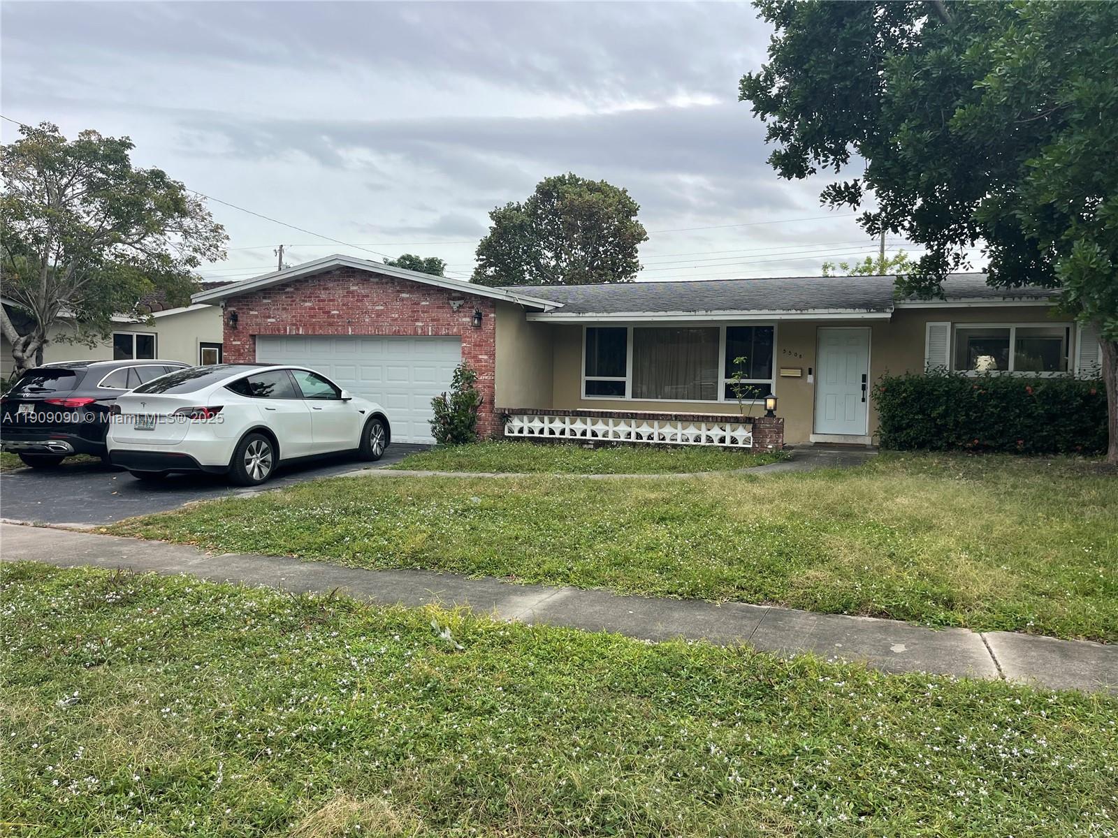 HOLLYWOOD HILLS - Residential