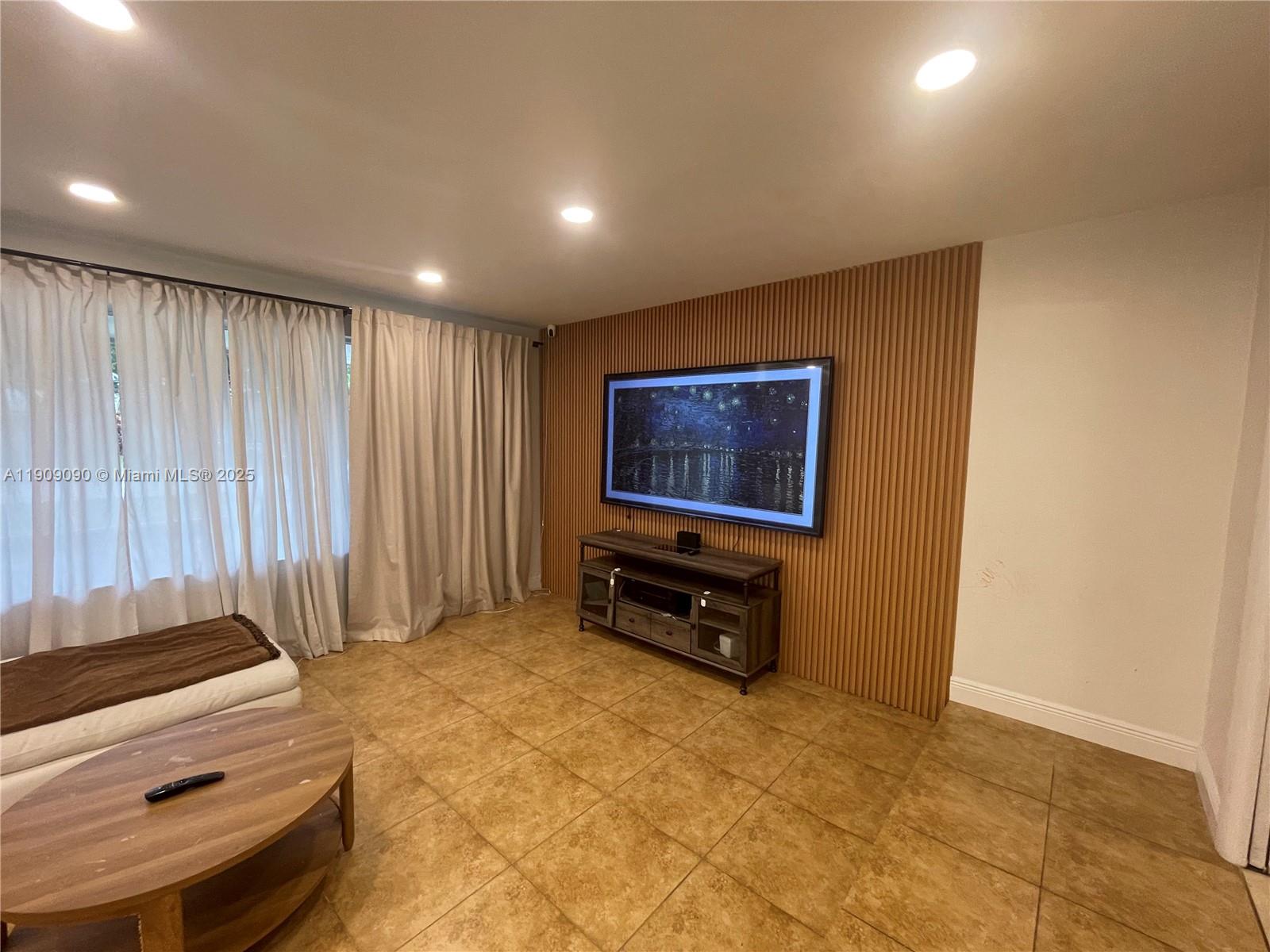 HOLLYWOOD HILLS - Residential