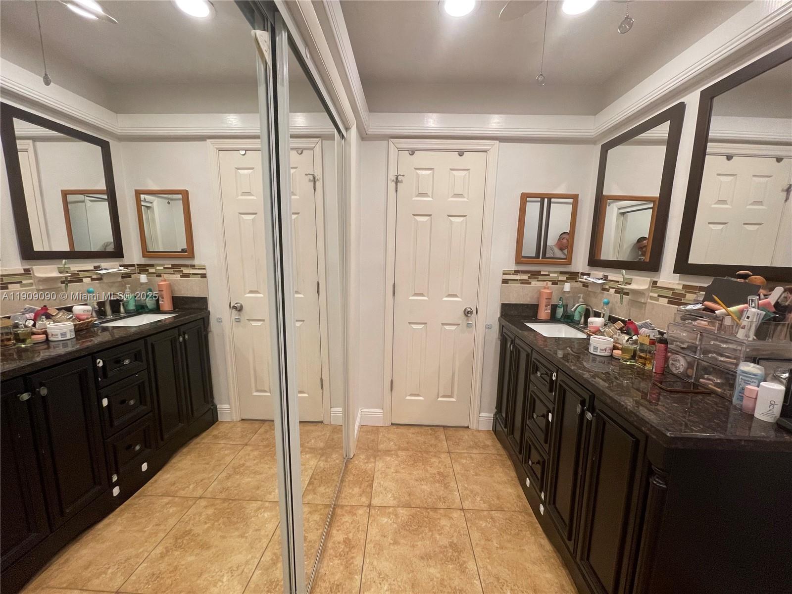 HOLLYWOOD HILLS - Residential