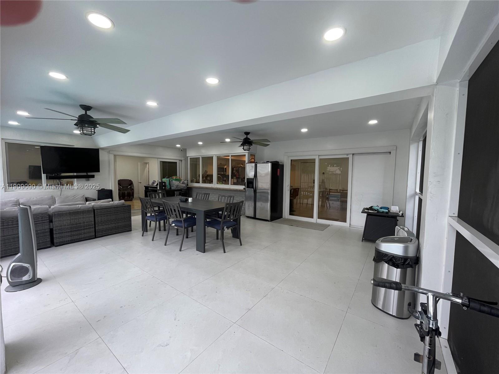 HOLLYWOOD HILLS - Residential