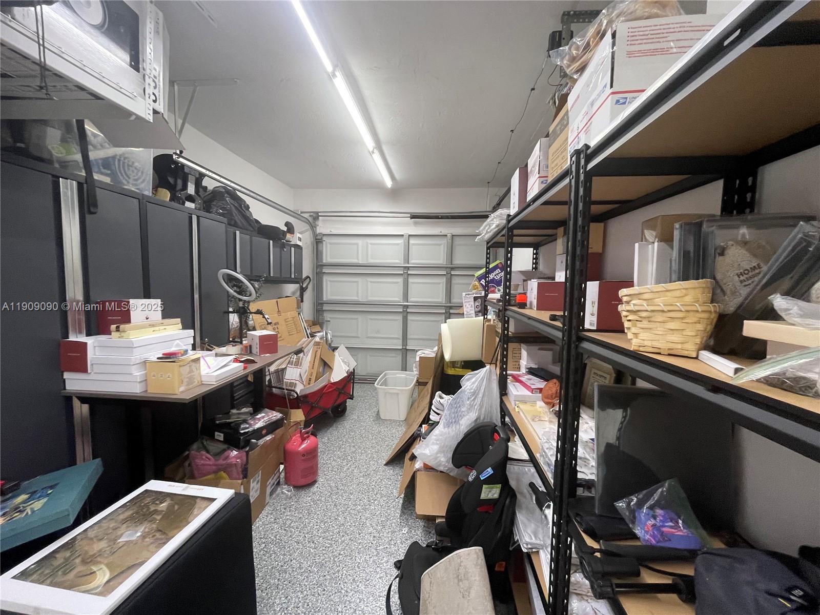 HOLLYWOOD HILLS - Residential