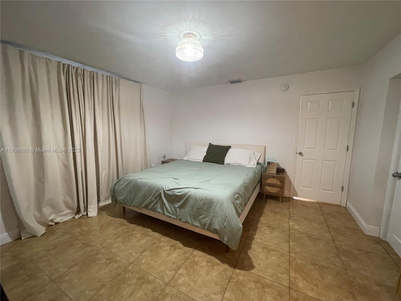 HOLLYWOOD HILLS - Residential