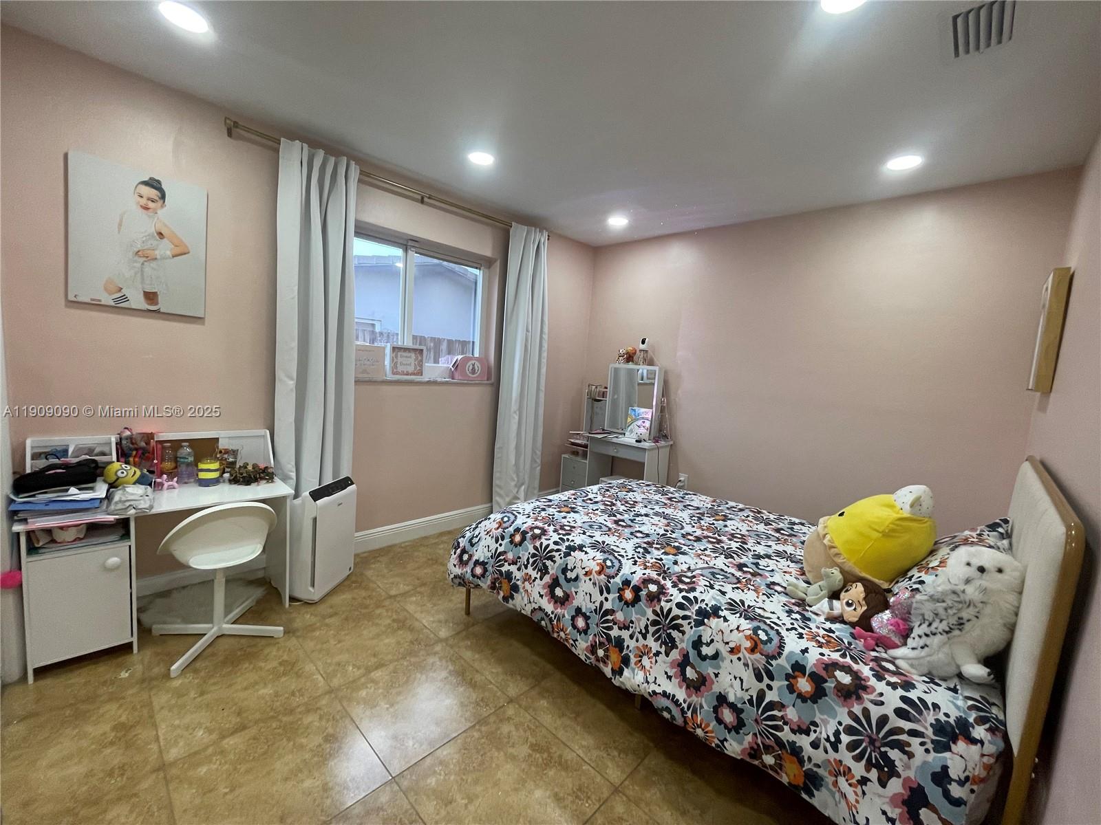 HOLLYWOOD HILLS - Residential