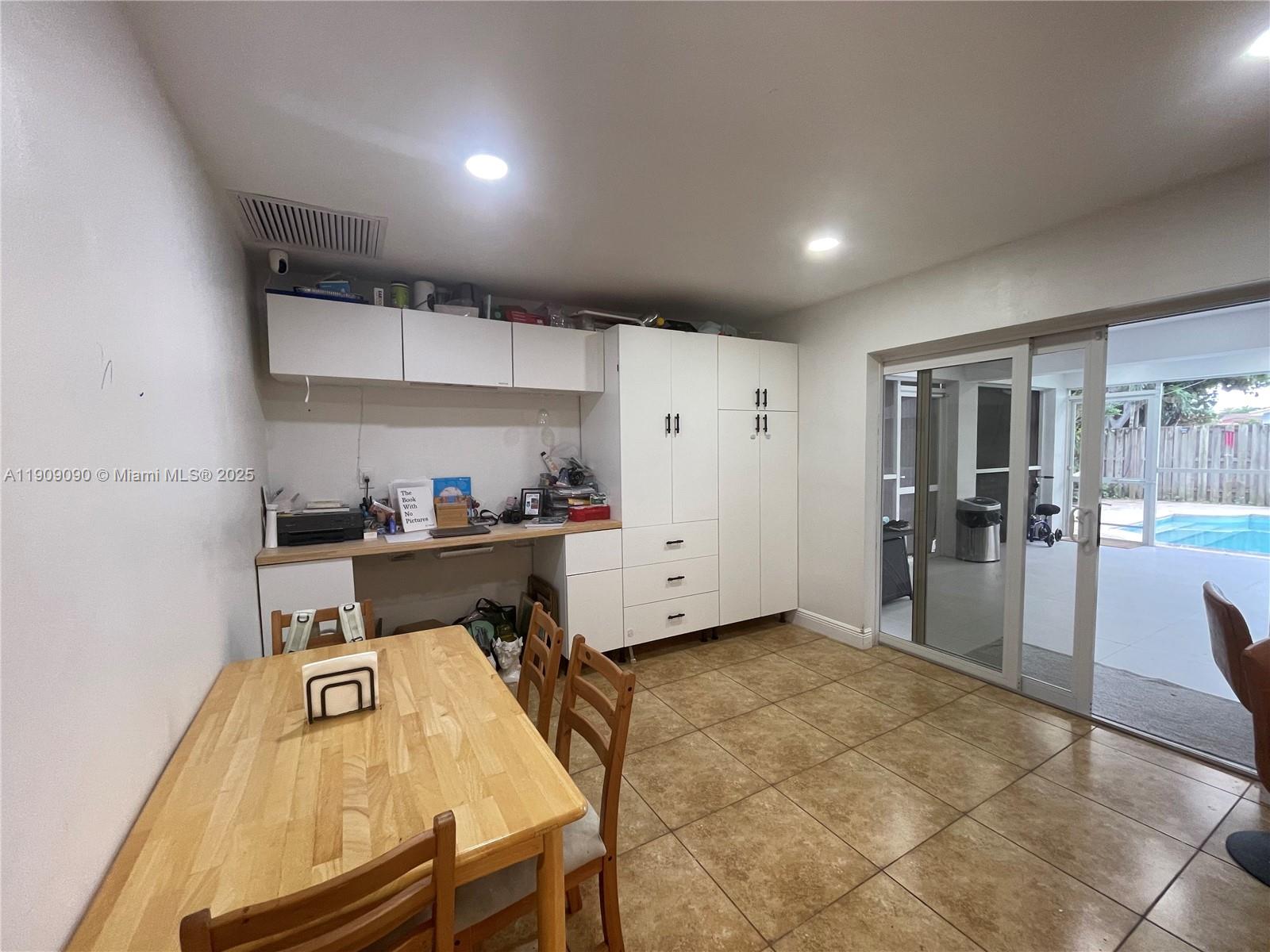 HOLLYWOOD HILLS - Residential