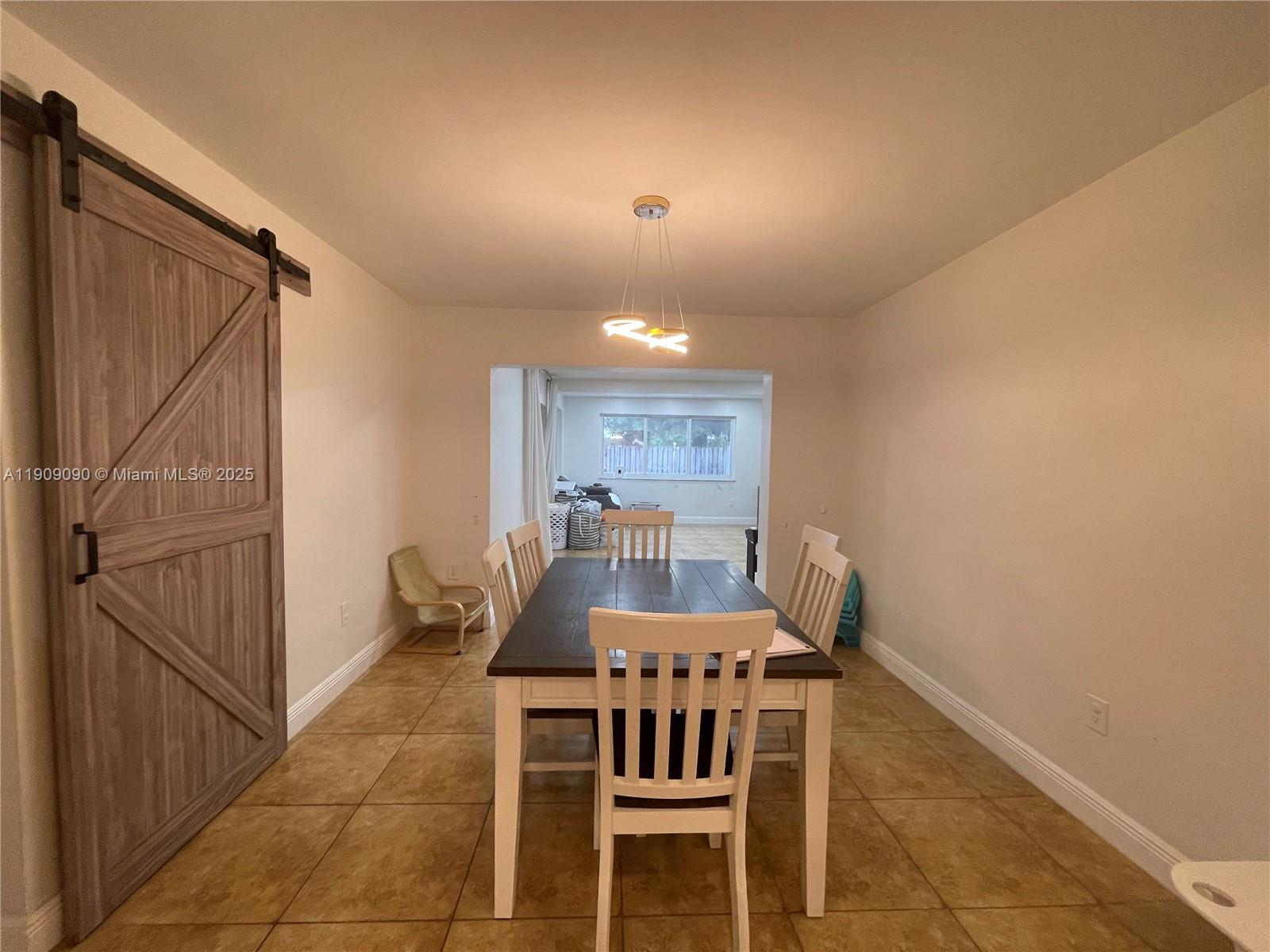 HOLLYWOOD HILLS - Residential