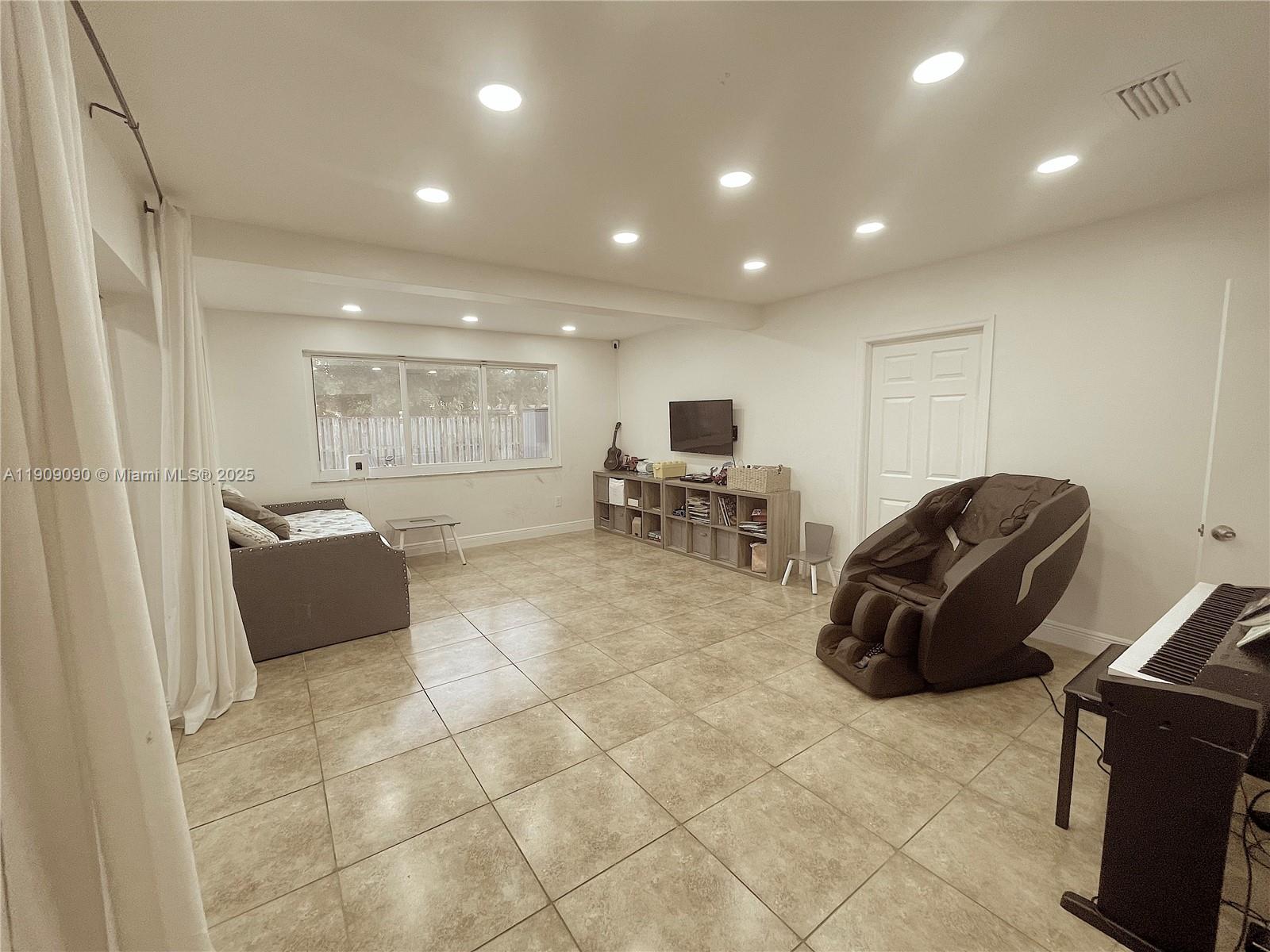 HOLLYWOOD HILLS - Residential