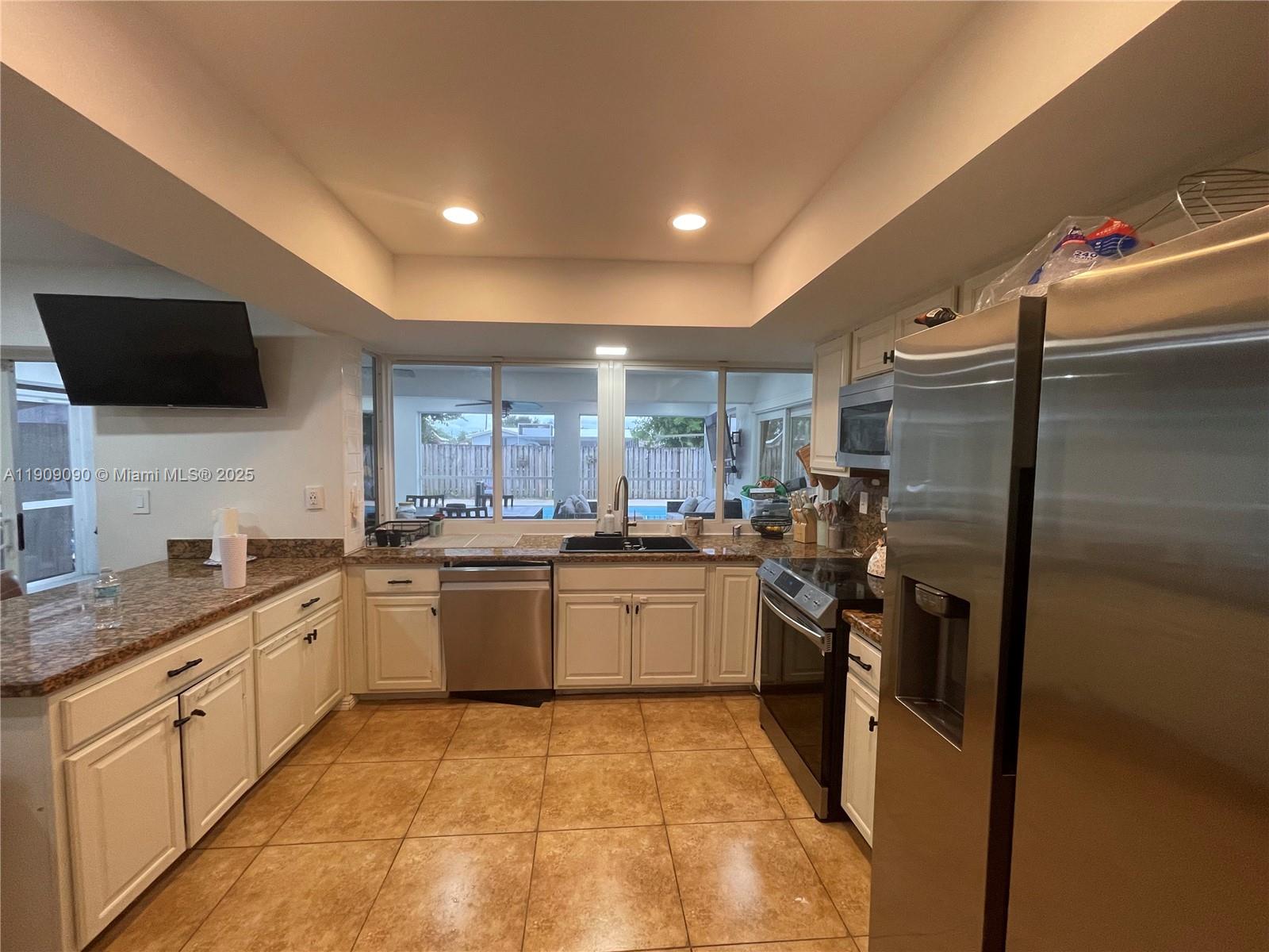 HOLLYWOOD HILLS - Residential