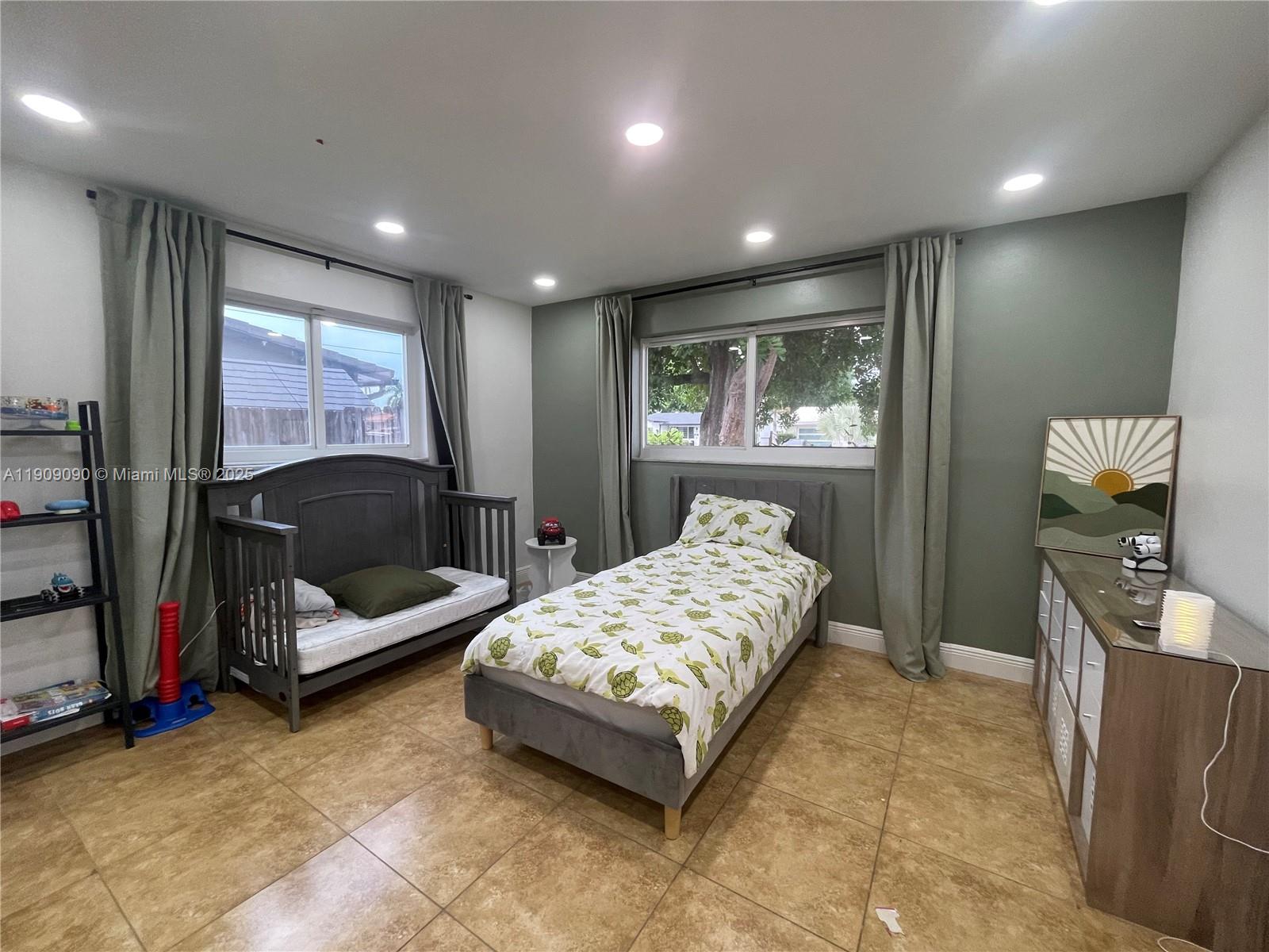 HOLLYWOOD HILLS - Residential