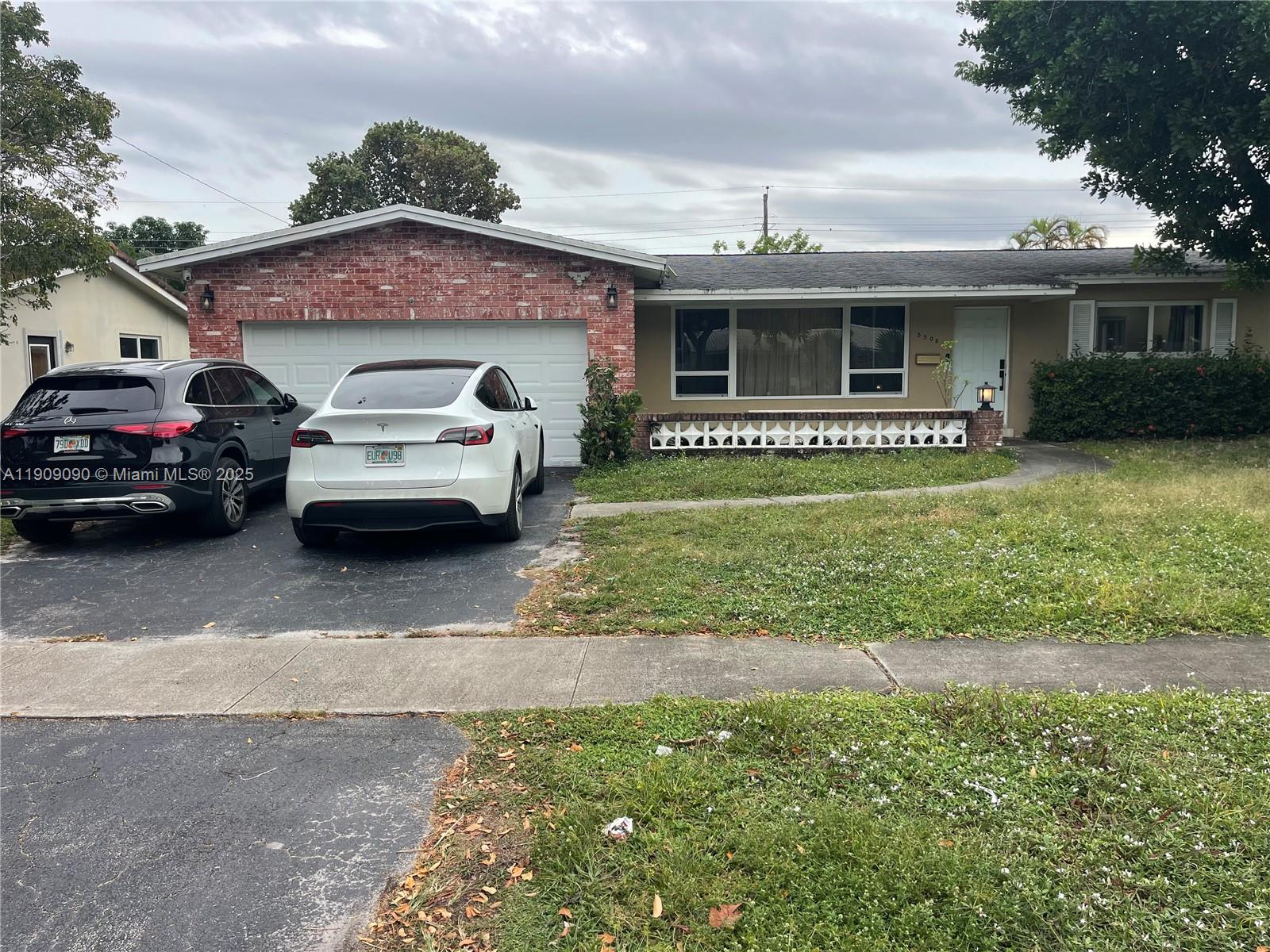 HOLLYWOOD HILLS - Residential