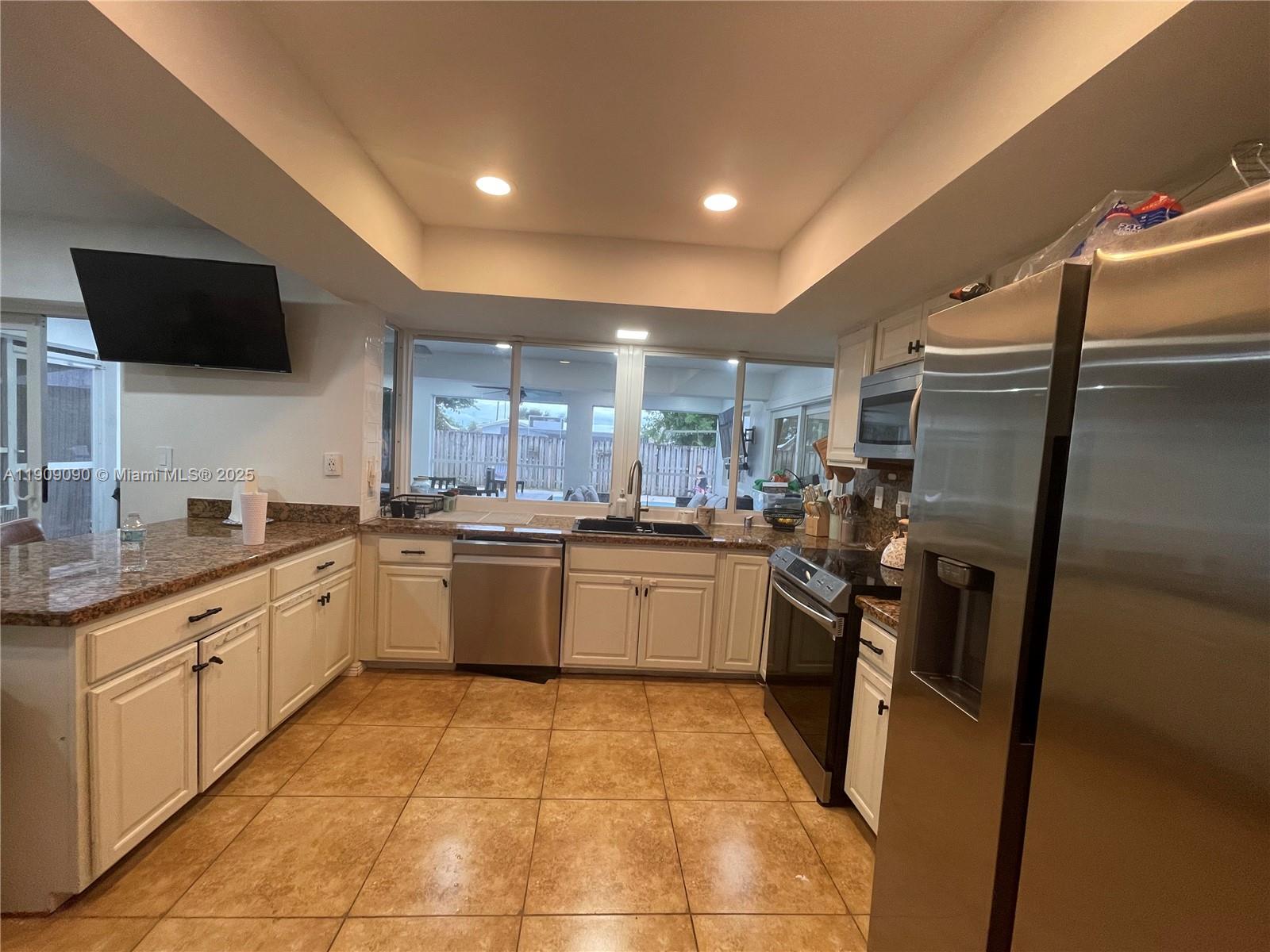 HOLLYWOOD HILLS - Residential