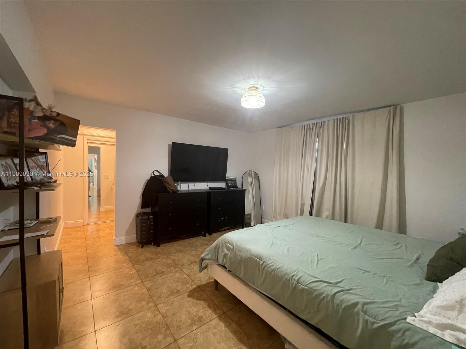 HOLLYWOOD HILLS - Residential