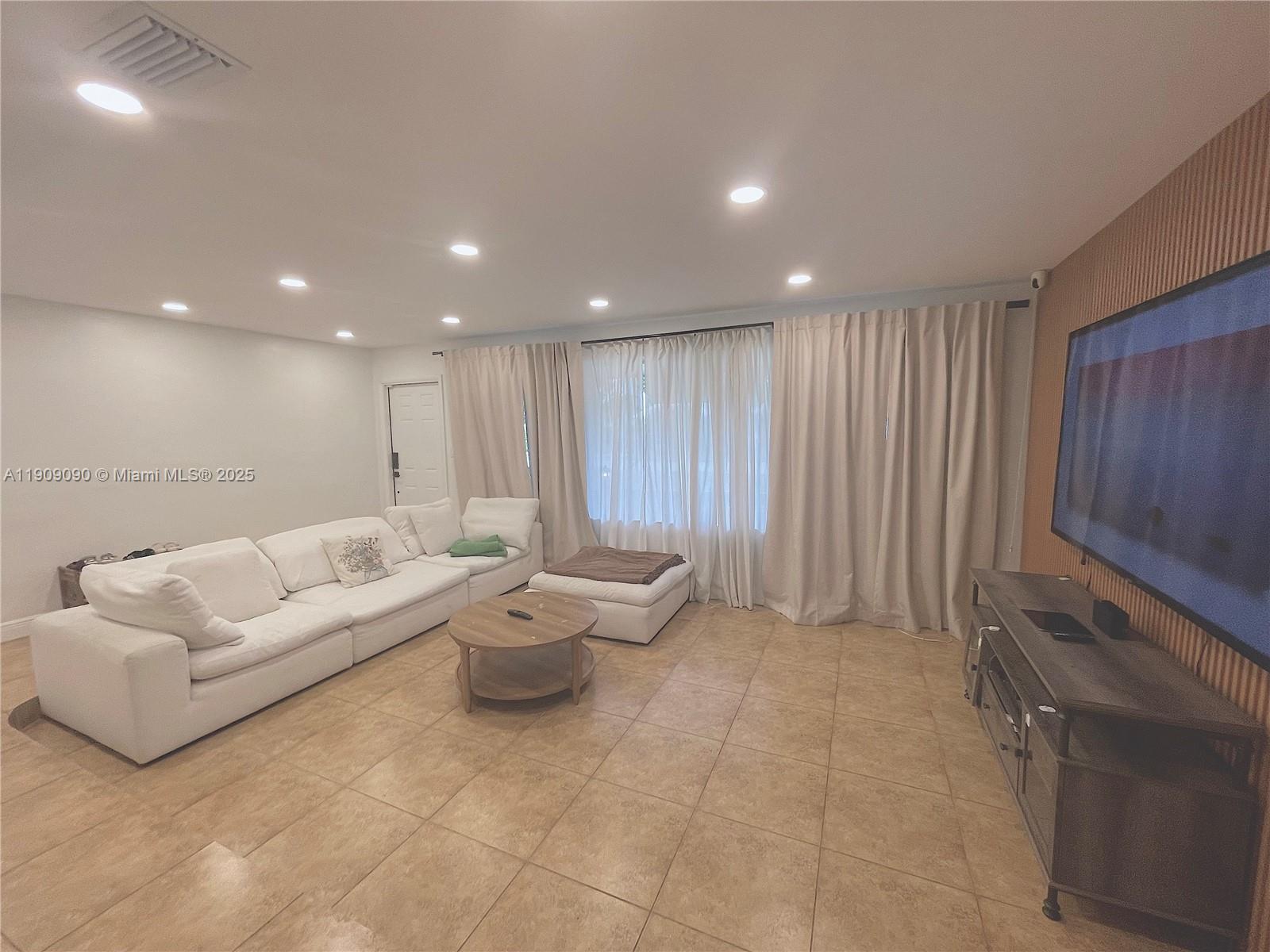 HOLLYWOOD HILLS - Residential