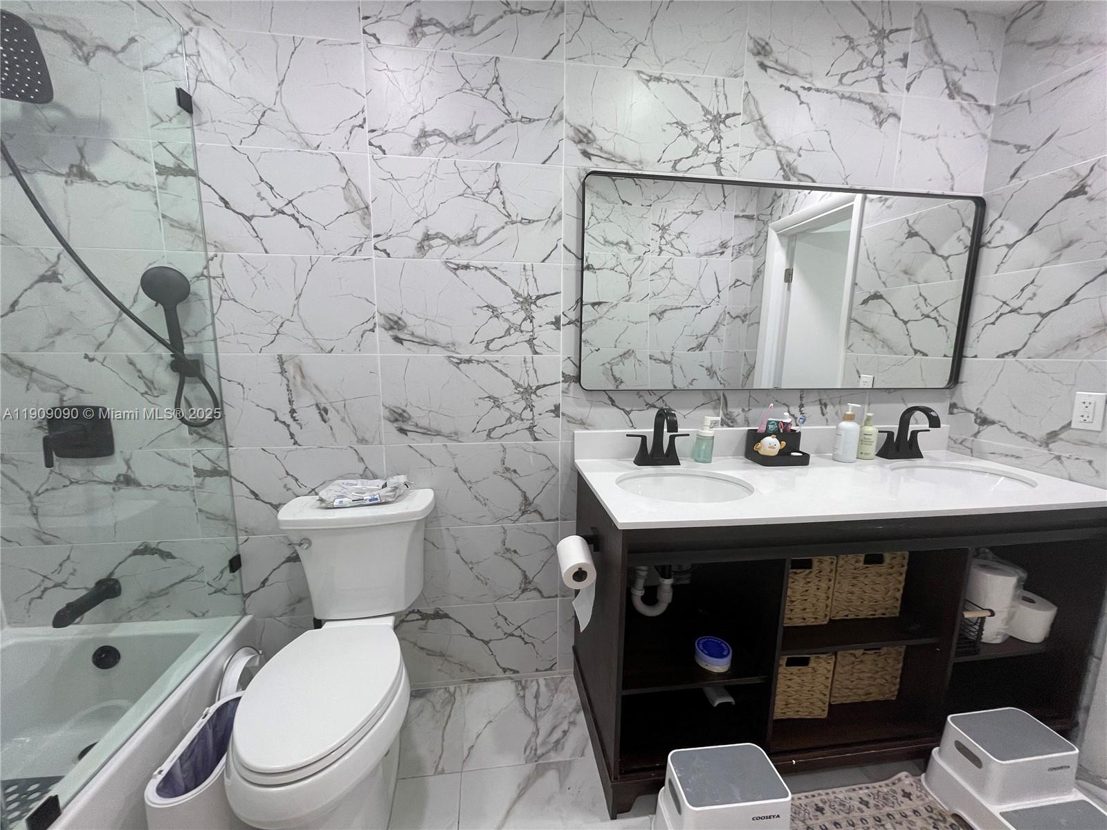 HOLLYWOOD HILLS - Residential