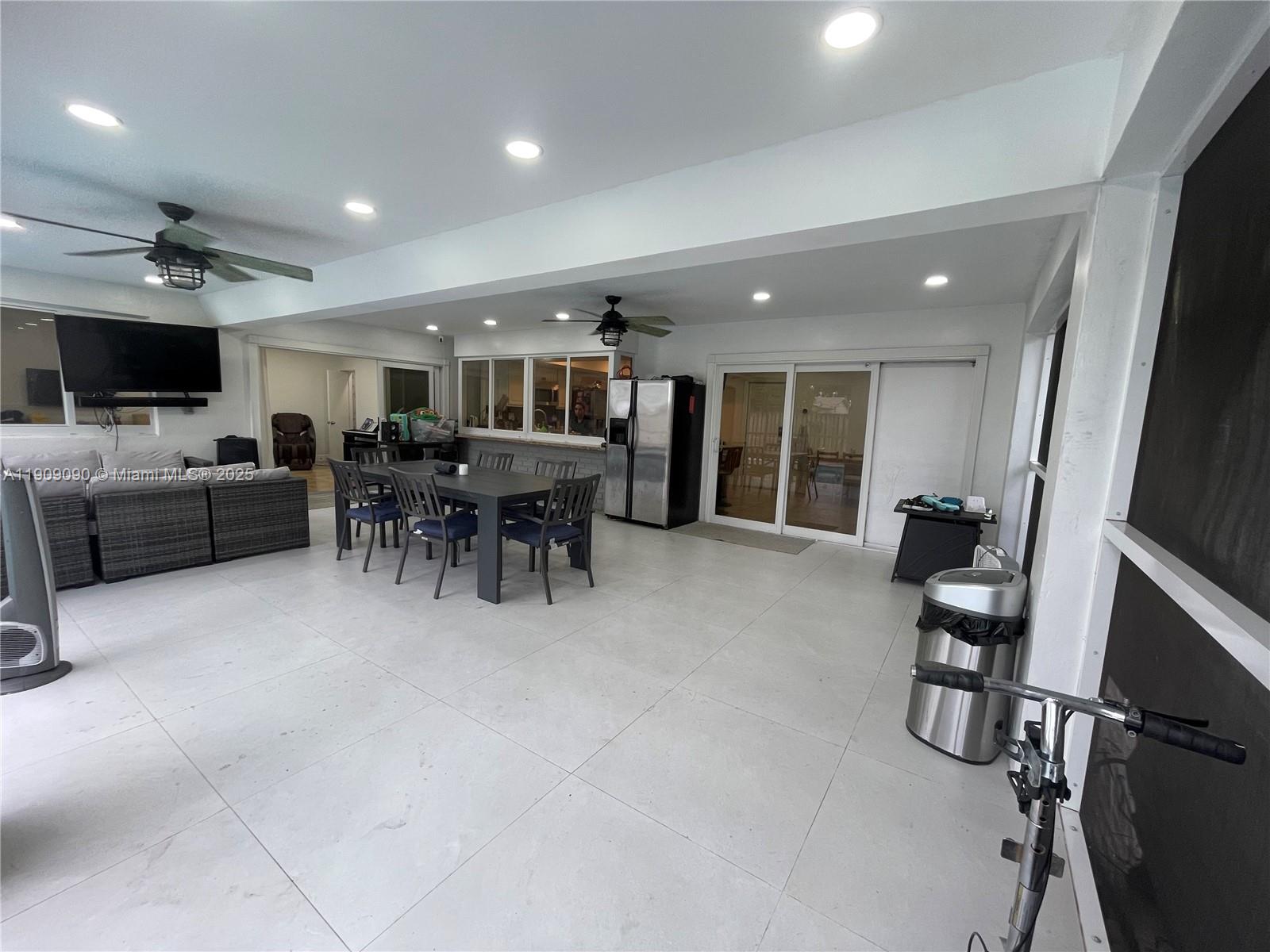 HOLLYWOOD HILLS - Residential