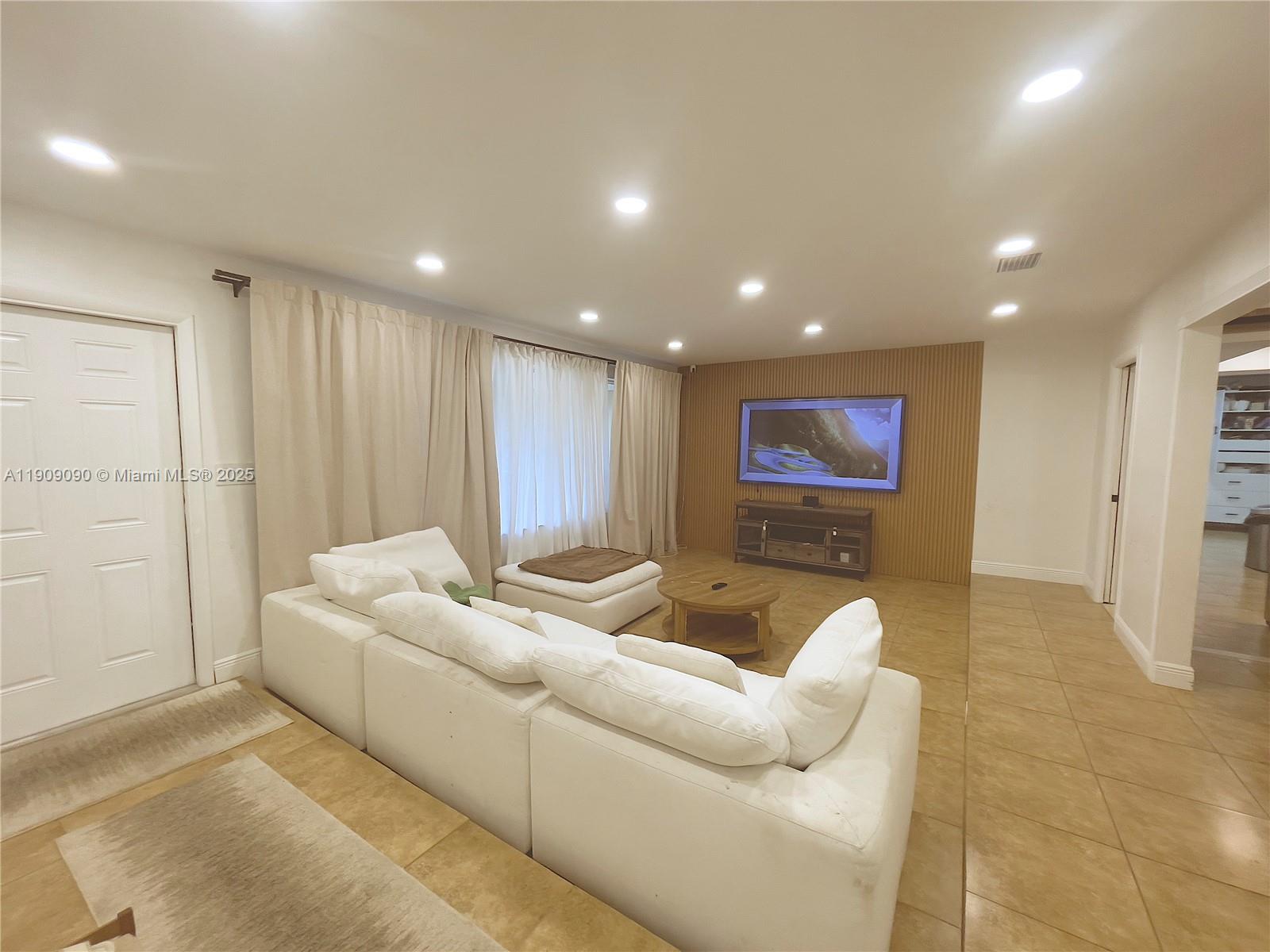 HOLLYWOOD HILLS - Residential