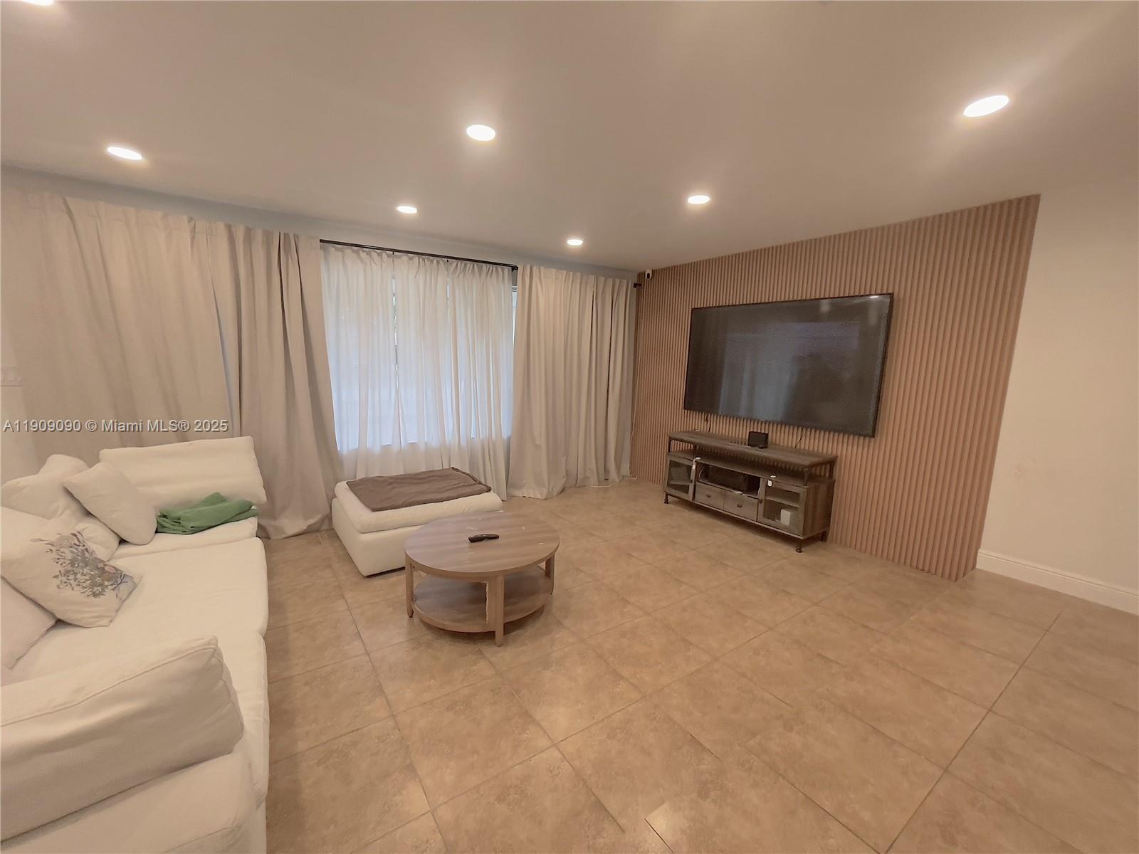 HOLLYWOOD HILLS - Residential