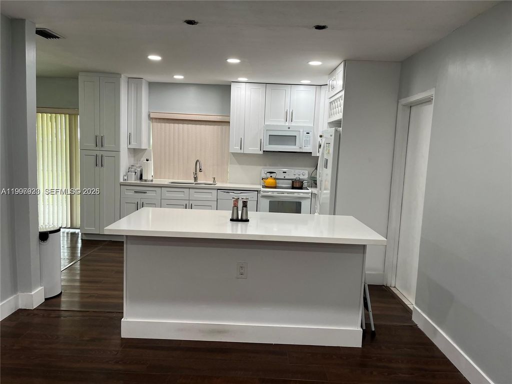 Photo of 7200 NW 10th Pl, Plantation, FL 33313 (MLS # A11997923)