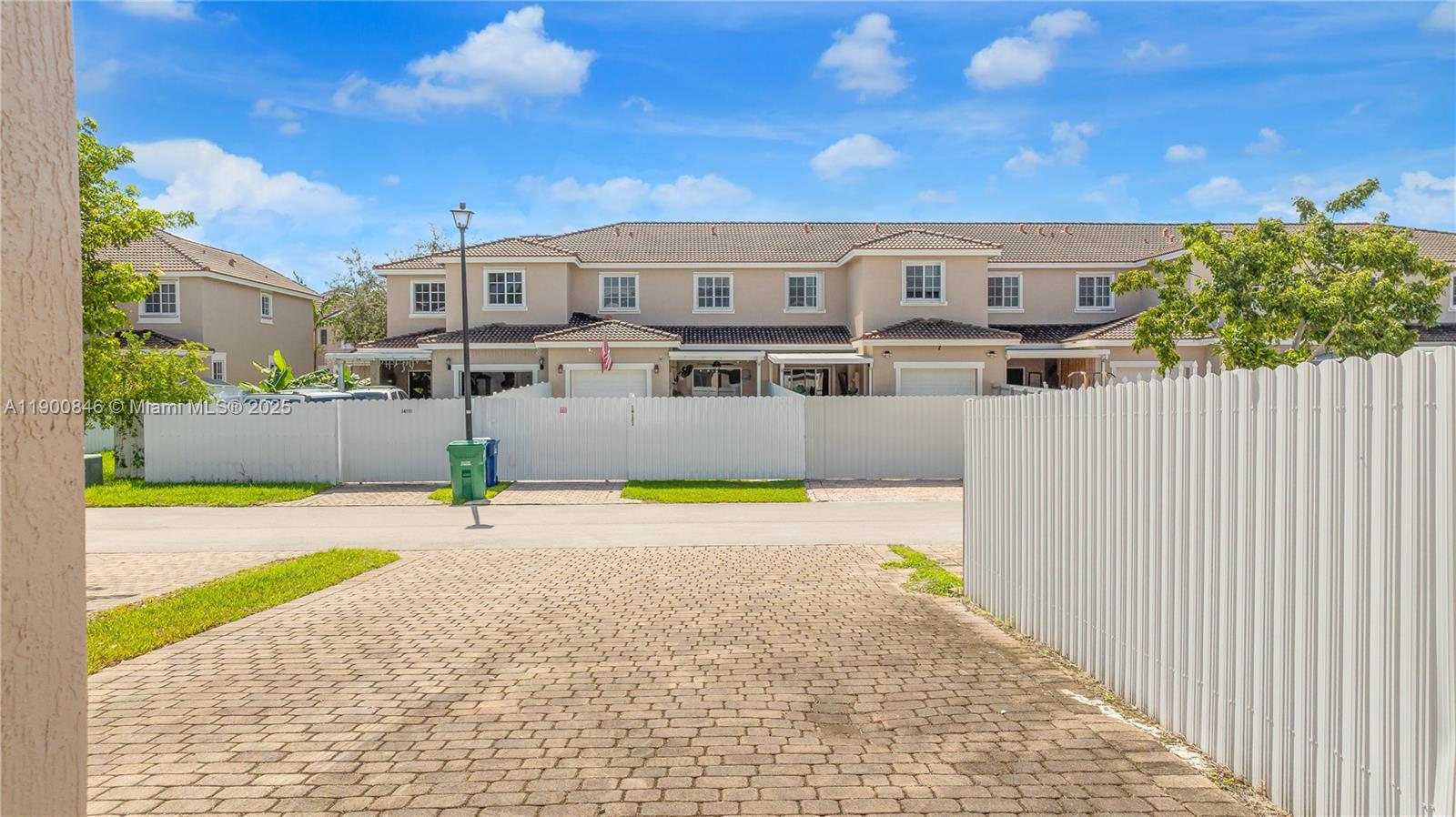 MANDARIN LAKES - Residential