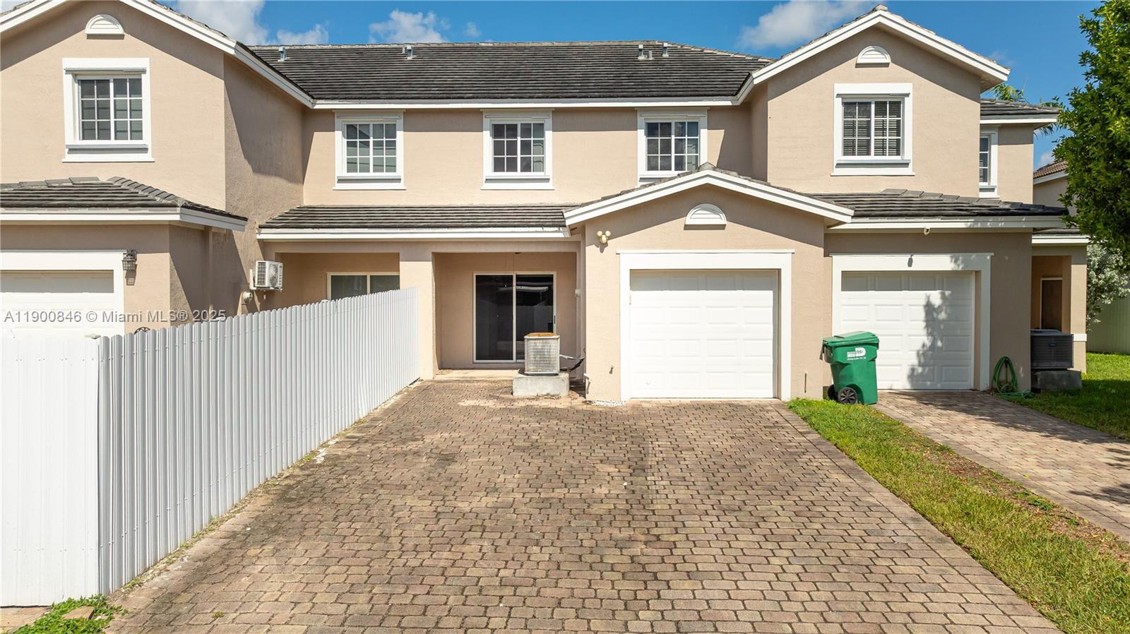 MANDARIN LAKES - Residential