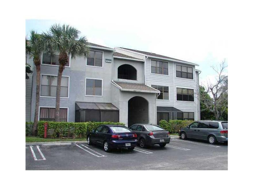 NICE CONDITION, UNIT READY. GREAT PRICE!!! CLOSE TO I-95, SHOPPING. WILL NOT LAST! FRESHLY PAINTED. TILE IN LIVING AREAS. UNIT IS GOING TO BE CLEAN BEFORE TENANT MOVE IN!