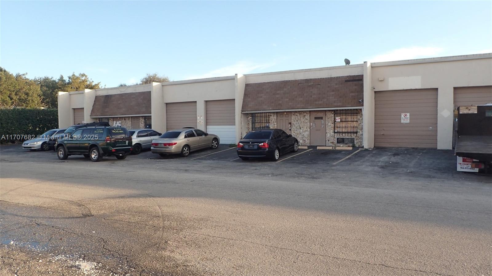 READY FOR LEASE * 2900 SF - Warehouse with office in Oakland Park City. Three (3) Roll up doors and 12 Ft height clearance. Tenant pays only Rent and Electricity. Landlord pays water and Prop. Taxes.
Well illuminated, 120 Volts and 220 Volts power supply . Ideally for light manufacturing, distribution center, etc. Centrally located in prime area and minutes away from I-95. No auto repair or car painting allowed. Access 24 hours with security cameras around the building. Easy / Fast application and approval. Send your offer and get approved quickly.